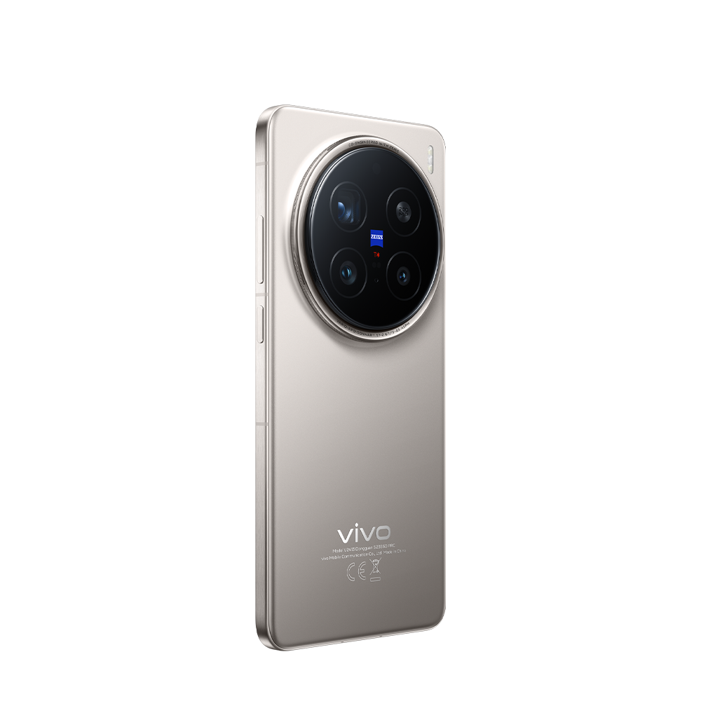 Vista trasera en ángulo del smartphone vivo X200 Pro en acabado titanio con el procesador de imagen V3+.